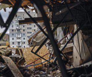 epa10260900 A damaged flat hit by shelling in Mykolaiv, southern Ukraine, 23 October 2022. Russian troops on 24 February entered Ukrainian territory, starting a conflict that has provoked destruction and a humanitarian crisis.  EPA/HANNIBAL HANSCHKE