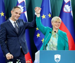 Ljubljana, 23.10.2022 - Nekadašnji slovenski ministar vanjskih poslova Anže Logar osvojio je najviše glasova u prvom krugu predsjedničkih izbora u Sloveniji u nedjelju, pokazali su neslužbeni rezultati nakon što su prebrojani gotovo svi glasovi, ali nedovoljno da bi izbjegao drugi krug u kojem će se naći s Natašom Pirc Musar. Na slici Anže Logar i Nataša Pirc Musar.
foto HINA/ STA/ Danijel Novakovič/ ds