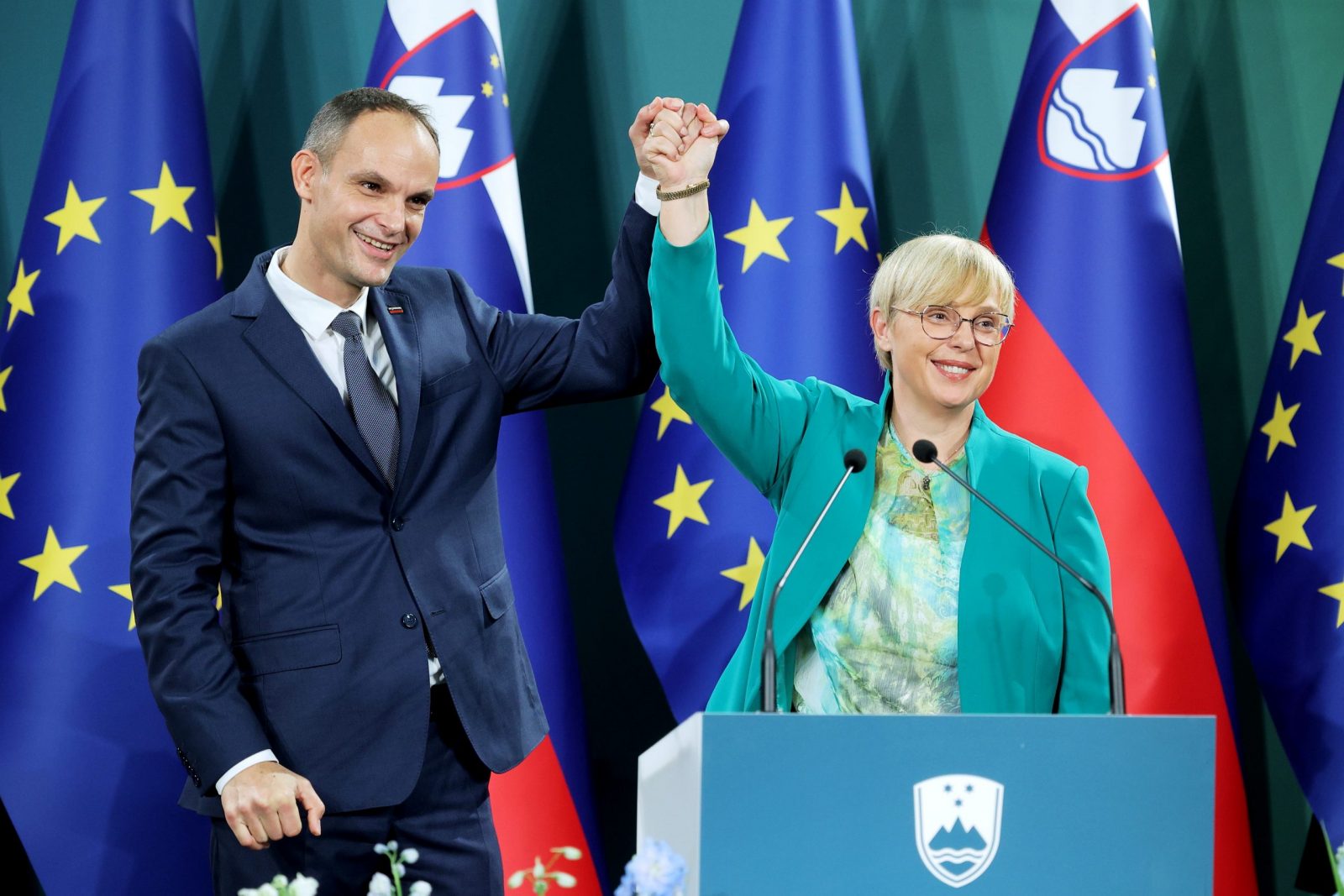 Ljubljana, 23.10.2022 - Nekadašnji slovenski ministar vanjskih poslova Anže Logar osvojio je najviše glasova u prvom krugu predsjedničkih izbora u Sloveniji u nedjelju, pokazali su neslužbeni rezultati nakon što su prebrojani gotovo svi glasovi, ali nedovoljno da bi izbjegao drugi krug u kojem će se naći s Natašom Pirc Musar. Na slici Anže Logar i Nataša Pirc Musar.
foto HINA/ STA/ Danijel Novakovič/ ds