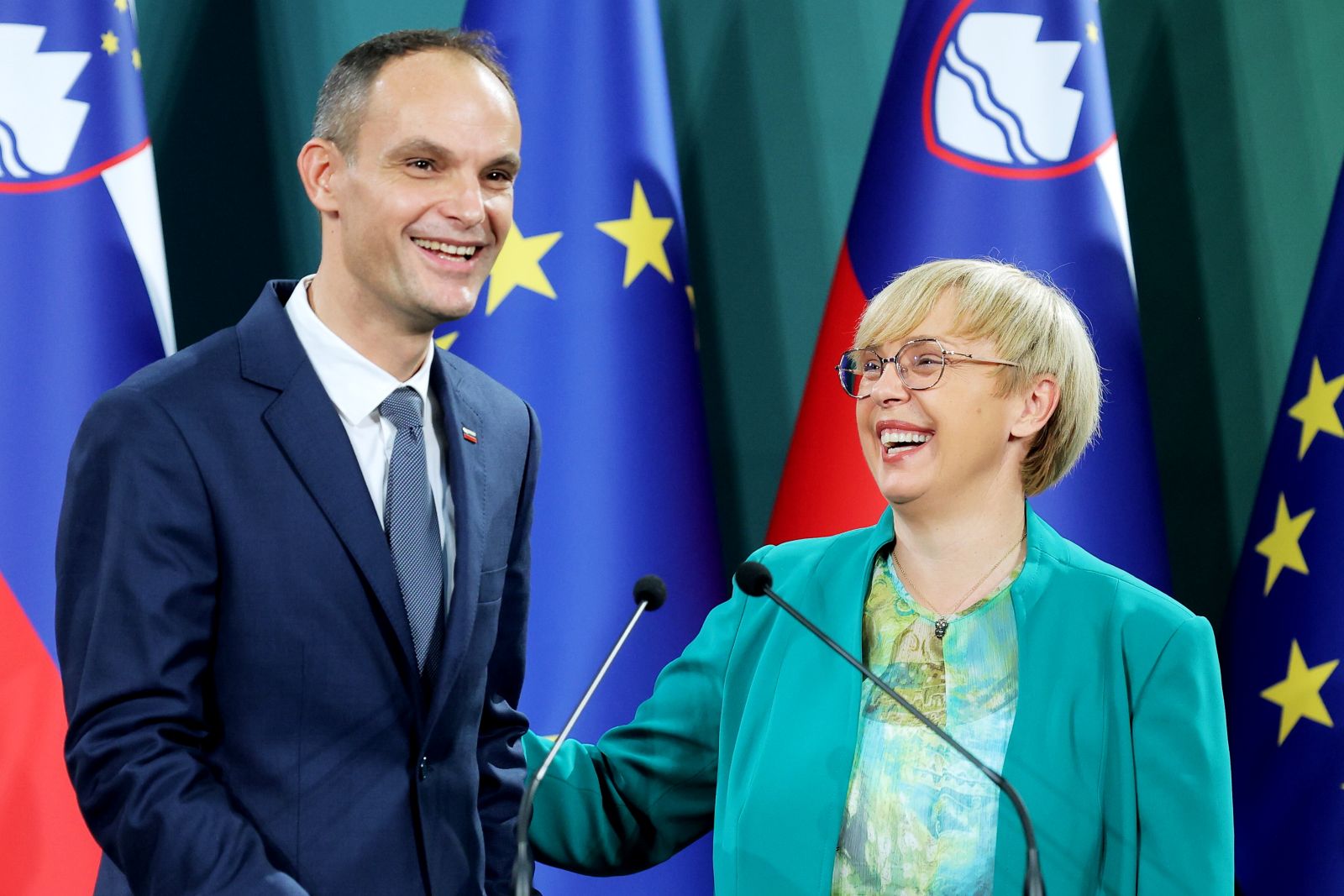 Ljubljana, 23.10.2022 - Nekadašnji slovenski ministar vanjskih poslova Anže Logar osvojio je najviše glasova u prvom krugu predsjedničkih izbora u Sloveniji u nedjelju, pokazali su neslužbeni rezultati nakon što su prebrojani gotovo svi glasovi, ali nedovoljno da bi izbjegao drugi krug u kojem će se naći s Natašom Pirc Musar. Na slici Anže Logar i Nataša Pirc Musar.
foto HINA/ STA/ Danijel Novakovič/ ds