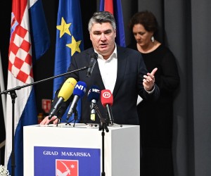 Makarska, 24.10.2022.- Sveèana sjednica Gradskog vijeæa Grada Makarske povodom obiljeavanja Dana Grada. Na slici predsjednik Republike Zoran Milanoviæ. 
foto HINA/ Mario STRMOTIÆ/ua