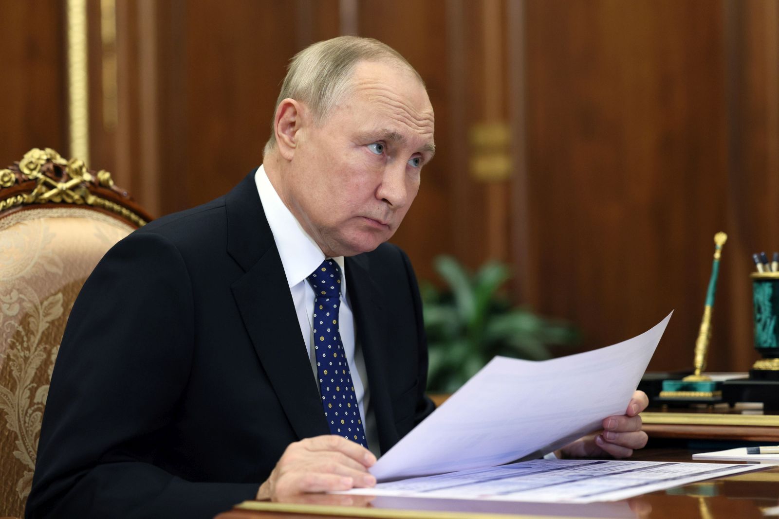 epa10262720 Russian President Vladimir Putin attends a meeting with Russian Deputy Prime Minister Dmitry Chernyshenko (not pictured) at the Kremlin in Moscow, Russia, 24 October 2022.  EPA/GAVRIIL GRIGOROV / KREMLIN POOL / SPUTNIK / POOL MANDATORY CREDIT