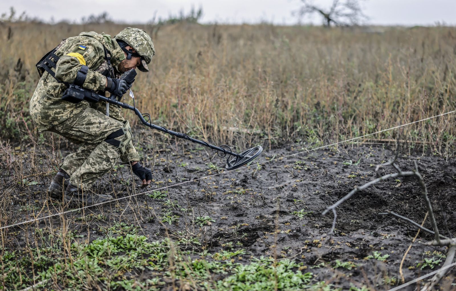 epa10264736 A Ukrainian soldier searches for explosives at a recapture area in the north of Kherson, Ukraine, 25 October 2022. Russian troops on 24 February entered Ukrainian territory, starting a conflict that has provoked destruction and a humanitarian crisis.  EPA/HANNIBAL HANSCHKE