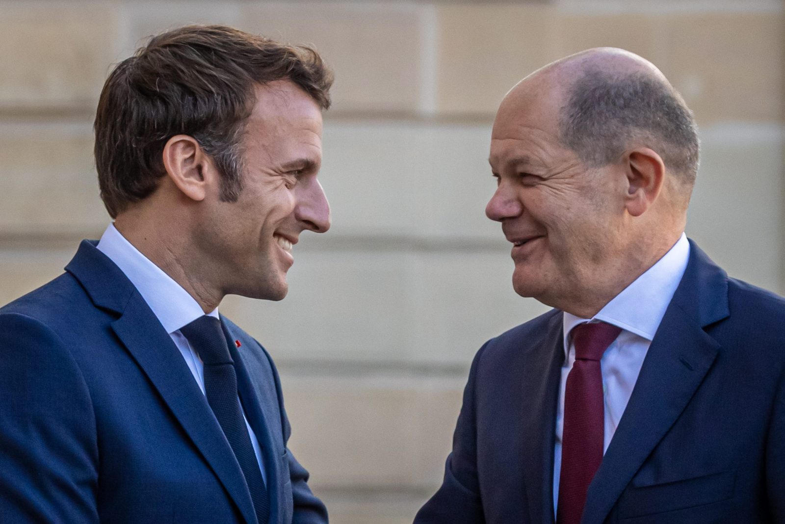 epa10267019 French President Emmanuel Macron (L)  welcomes Chancellor of Germany Olaf Scholz (R) at Elysee Palace before their work lunch in Paris, France, 26 October 2022.  EPA/CHRISTOPHE PETIT TESSON