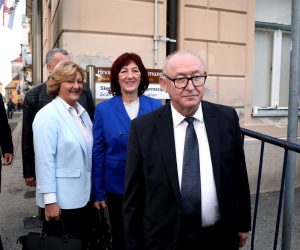 Zagreb, 26.10.2022. - Pregovori predstavnika Vlade sa predstavnicima sindikata u vezi s osnovicom za plaæe u dravnim i javnim slubama. Na fotografiji Renata Èulinoviæ Èaiæ, Stjepan Topolnjak prije pregovora. foto HINA/ Lana SLIVAR DOMINIÆ/ lsd
