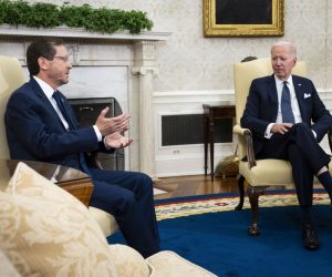 epa10267424 US President Joe Biden (R) meets with Israeli President Isaac Herzog in the Oval Office at the White House in Washington, DC, USA, 26 October 2022.  EPA/DOUG MILLS / POOL