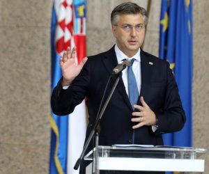 Zagreb, 27.10.2022.- Udruga Hrvata Bosne i Hercegovine Prsten organizirala Prstenov poslovni forum Zagreb 2022. Središnja tema ovogodišnjeg foruma je "Energetika u Republici Hrvatskoj do 2027. Na fotografiji Andrej Plenković.   foto HINA/ Daniel KASAP/ dk