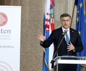Zagreb, 27.10.2022.- Udruga Hrvata Bosne i Hercegovine Prsten organizirala Prstenov poslovni forum Zagreb 2022. Središnja tema ovogodišnjeg foruma je "Energetika u Republici Hrvatskoj do 2027. Na fotografiji Andrej Plenković.   foto HINA/ Daniel KASAP/ dk