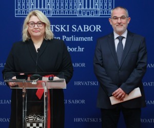 Zagreb, 28.10.2022. - Konferencija za medije Kluba zastupnika Socijaldemokrati u Hrvatskom saboru na temu "Znači li ulazak u eurozonu dodatan trošak za hrvatske poduzetnike?“.
Na fotografiji Ivana Posavec Krivec, Zvane Brumnić.
foto HINA/ Edvard ŠUŠAK/ es