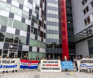 Zagreb, 28.10.2022 - Prosvjedna akcija i konferencija za medije ispred zgrade Ministarstva gospodarstva i održivog razvoja. Akciju stanovnika Kosinja, uz podršku Zelene akcije, povodom raseljavanja stanovništva Kosinjske doline radi izgradnje hidroenergetskog sustava Kosinj (HES Kosinj).
Foto Hina/ Dario GRZELJ/ dag