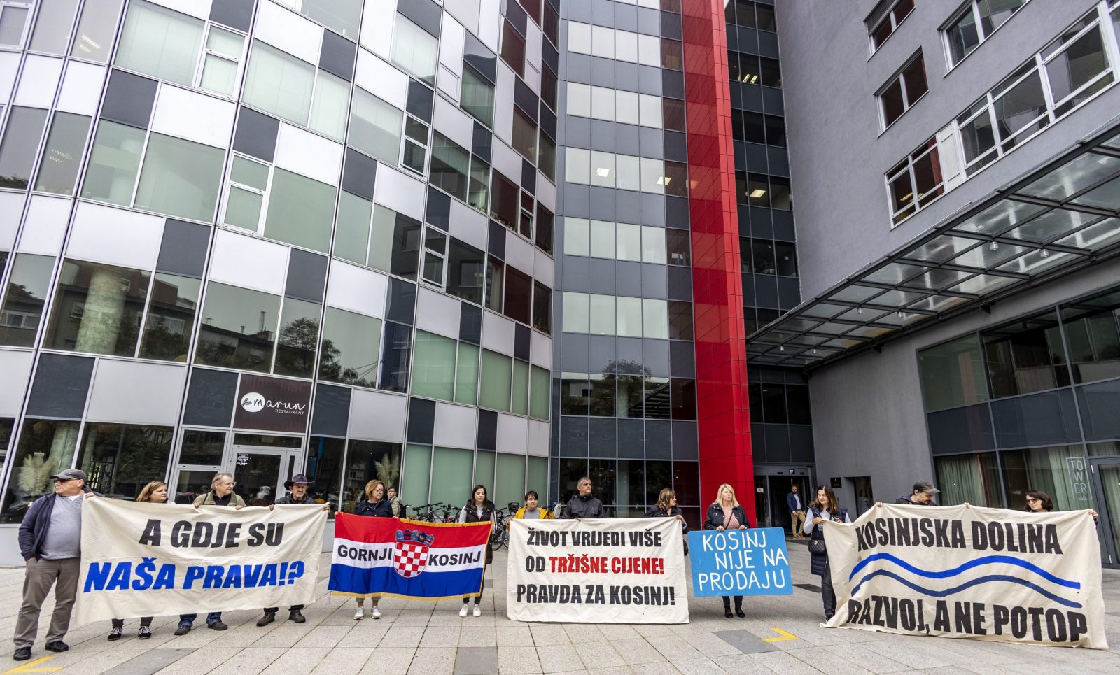 Zagreb, 28.10.2022 - Prosvjedna akcija i konferencija za medije ispred zgrade Ministarstva gospodarstva i održivog razvoja. Akciju stanovnika Kosinja, uz podršku Zelene akcije, povodom raseljavanja stanovništva Kosinjske doline radi izgradnje hidroenergetskog sustava Kosinj (HES Kosinj).
Foto Hina/ Dario GRZELJ/ dag