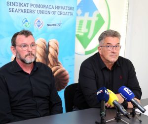 Rijeka, 28.10.2022.- Sindikat pomoraca Hrvatske odrao je tiskovnu konferenciju na temu "10 godina bez Nacionalnog kolektivnog ugovora". Na fotografiji Antun Aljnoviæ, voditelj Ureda SPH Zadar (L) i Neven Melvan, tajnik SPH. 
foto HINA/ Miljenko KLEPAC/ ua