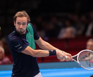 epa10271518 Daniil Medvedev of Russia in action against Jannik Sinner of Italy during their quarter final match at the Erste Bank Open ATP tennis tournament in Vienna, Austria, 28 October 2022.  EPA/CHRISTIAN BRUNA