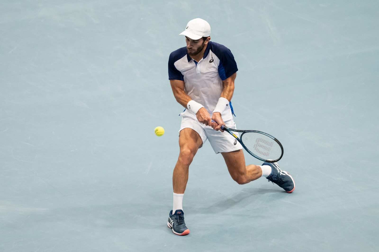 epa10271656 Borna Coric of Croatia in action against Hubert Hurkacz of Poland during their quarter final match at the Erste Bank Open ATP tennis tournament in Vienna, Austria, 28 October 2022.  EPA/CHRISTIAN BRUNA