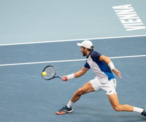 epa10271654 Borna Coric of Croatia in action against Hubert Hurkacz of Poland during their quarter final match at the Erste Bank Open ATP tennis tournament in Vienna, Austria, 28 October 2022.  EPA/CHRISTIAN BRUNA