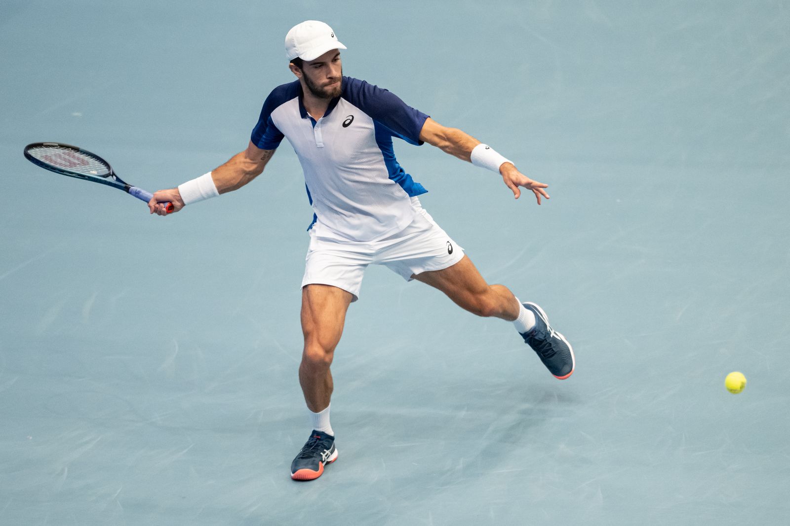 epa10271649 Borna Coric of Croatia in action against Hubert Hurkacz of Poland during their quarter final match at the Erste Bank Open ATP tennis tournament in Vienna, Austria, 28 October 2022.  EPA/CHRISTIAN BRUNA