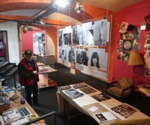 Zagreb, 29.10.2022 - Muzej novog vala, multimedijalni prostor s mnotvom izloaka, artefakata, predmeta, fotografija i drugih dokumenata vremena, otvara se uskoro u Zagrebu, koji je u to vrijeme kasnih 70-ih i 80-ih, proivljavao jedan od svojih najkreativnijih popkulturnih i glazbenih vrhunaca. Na fotografiji oditelj muzeja Aleksandar Crcek.
Foto HINA/ Denis CERIC /dc