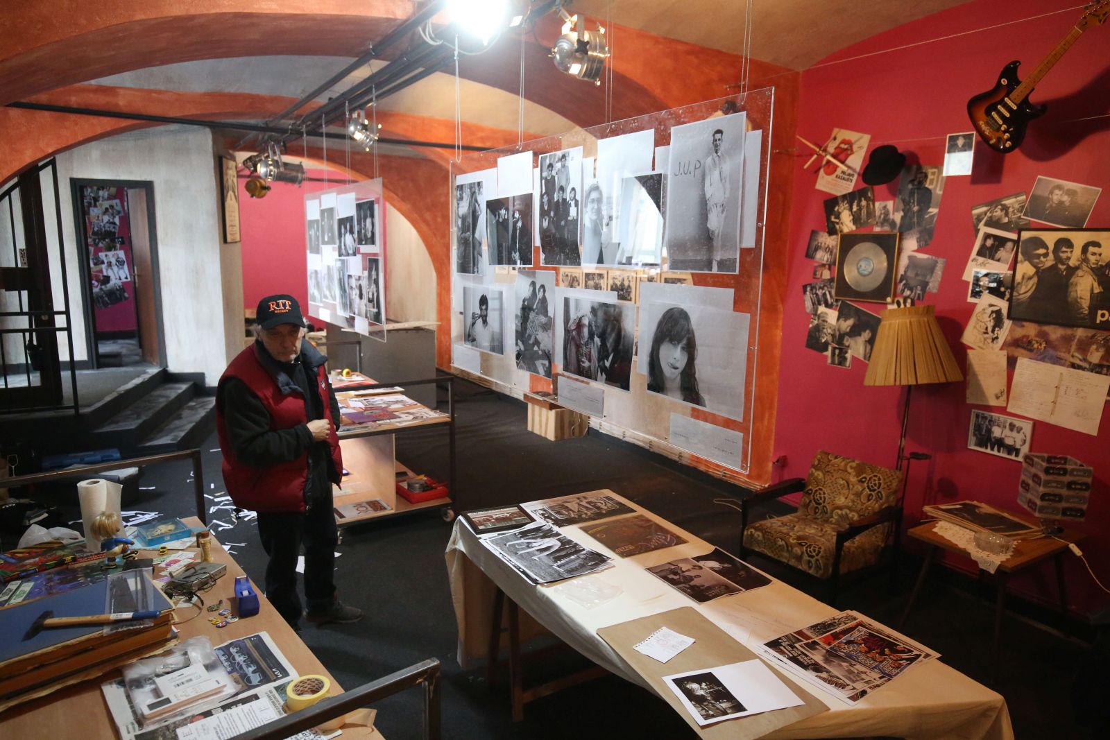 Zagreb, 29.10.2022 - Muzej novog vala, multimedijalni prostor s mnotvom izloaka, artefakata, predmeta, fotografija i drugih dokumenata vremena, otvara se uskoro u Zagrebu, koji je u to vrijeme kasnih 70-ih i 80-ih, proivljavao jedan od svojih najkreativnijih popkulturnih i glazbenih vrhunaca. Na fotografiji oditelj muzeja Aleksandar Crcek.
Foto HINA/ Denis CERIC /dc