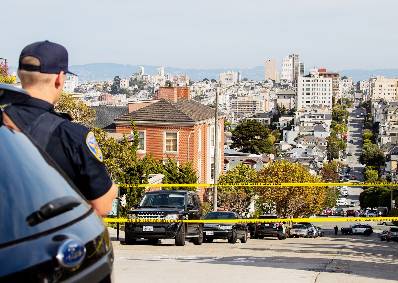epaselect epa10272167 San Francisco Police and Federal Bureau of Investigation (FBI) agents work outside the home of US Speaker of the House Nancy Pelosi after her husband Paul Pelosi was attacked by a home invader early in the morning in San Francisco, California, USA, 28 October 2022. San Francisco Police identified the attacker as David DePape, whom they arrested after arriving to the scene and witnessing the attack.  EPA/Arthur Dong