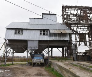 epa10272557 A truck loads dry sunflower seeds at a farm in Lukashivka village, Chernihiv region, Ukraine, 28 October 2022. The farm in Ukraine's Chernihiv region has been repaired after being destroyed in combat and was back in operation on Friday. Russian troops on 24 February entered Ukrainian territory, starting a conflict that has provoked destruction and a humanitarian crisis.  EPA/OLEG PETRASYUK