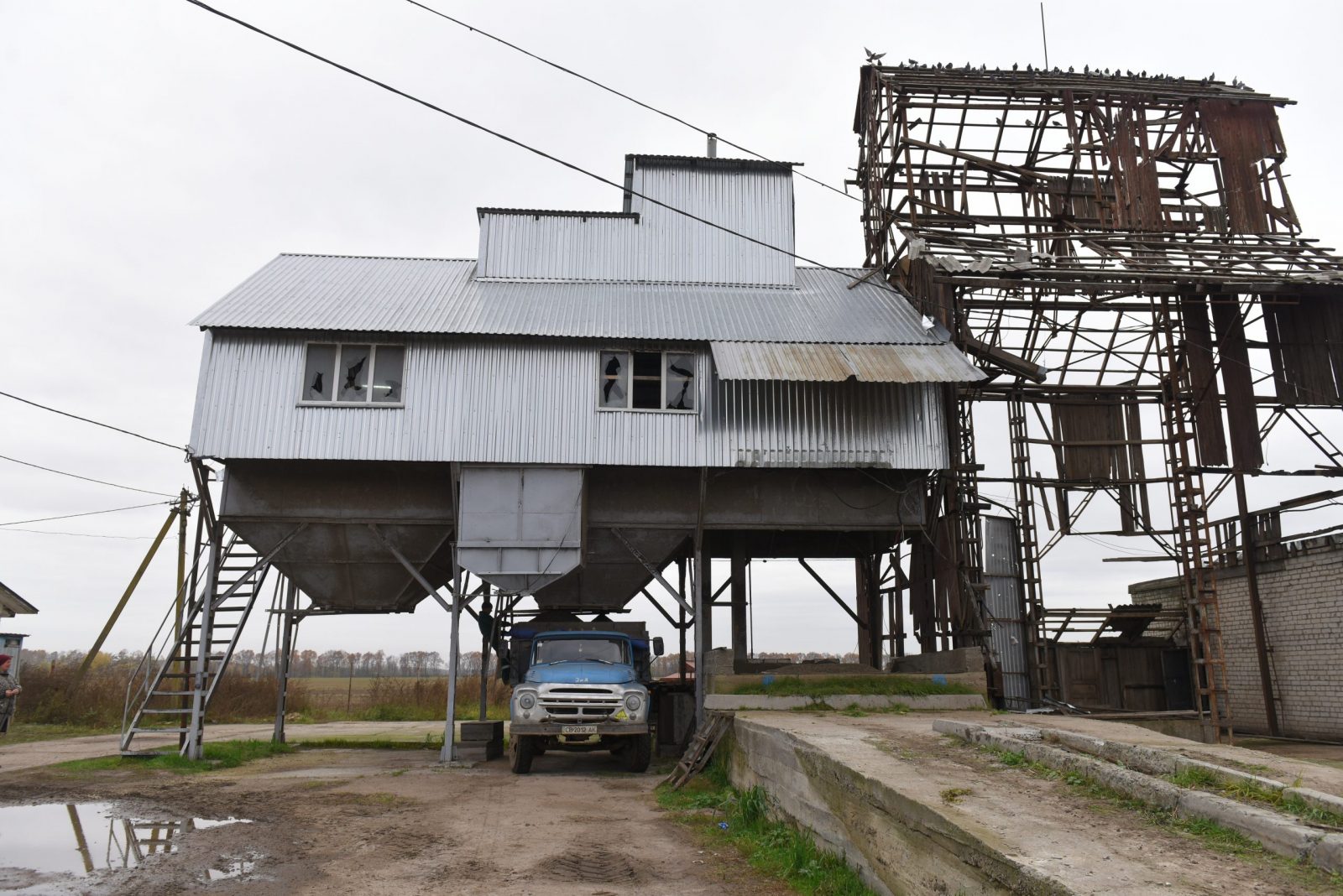 epa10272557 A truck loads dry sunflower seeds at a farm in Lukashivka village, Chernihiv region, Ukraine, 28 October 2022. The farm in Ukraine's Chernihiv region has been repaired after being destroyed in combat and was back in operation on Friday. Russian troops on 24 February entered Ukrainian territory, starting a conflict that has provoked destruction and a humanitarian crisis.  EPA/OLEG PETRASYUK