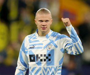 epa10266104 Former Dortmund player Erling Haaland of Manchester City gives the thumb up to fans after the UEFA Champions League group G match between Borussia Dortmund and Manchester City in Dortmund, Germany, 25 October 2022. The match ended 0-0 and Haaland was taken off at half time.  EPA/FRIEDEMANN VOGEL
