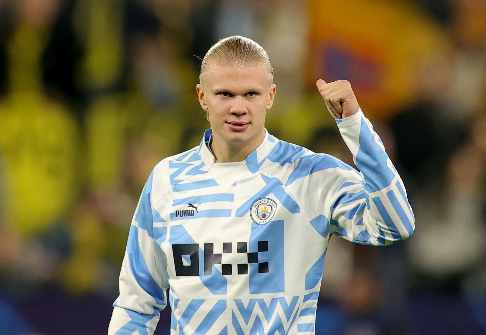 epa10266104 Former Dortmund player Erling Haaland of Manchester City gives the thumb up to fans after the UEFA Champions League group G match between Borussia Dortmund and Manchester City in Dortmund, Germany, 25 October 2022. The match ended 0-0 and Haaland was taken off at half time.  EPA/FRIEDEMANN VOGEL