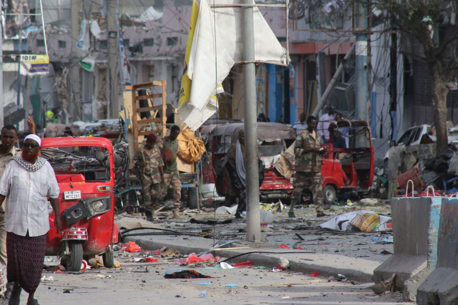 epa10273187 A general view of the scene in Mogadishu, Somalia, 29 October 2022, after two car bombs exploded at a busy junction in near key government offices, leaving scores of civilian casualties, according to police. The attack occurred five years after a massive blast at the same location killed hundreds of people.  EPA/SAID YUSUF WARSAME