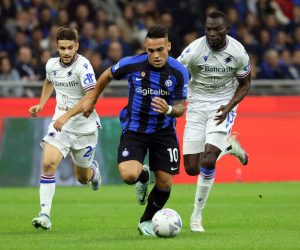 epa10273938 Inter Milan’s Lautaro Martinez (C) in action during the Italian Serie A soccer match between FC Inter and Sampdoria, in Milan, Italy, 29 October 2022.  EPA/MATTEO BAZZI
