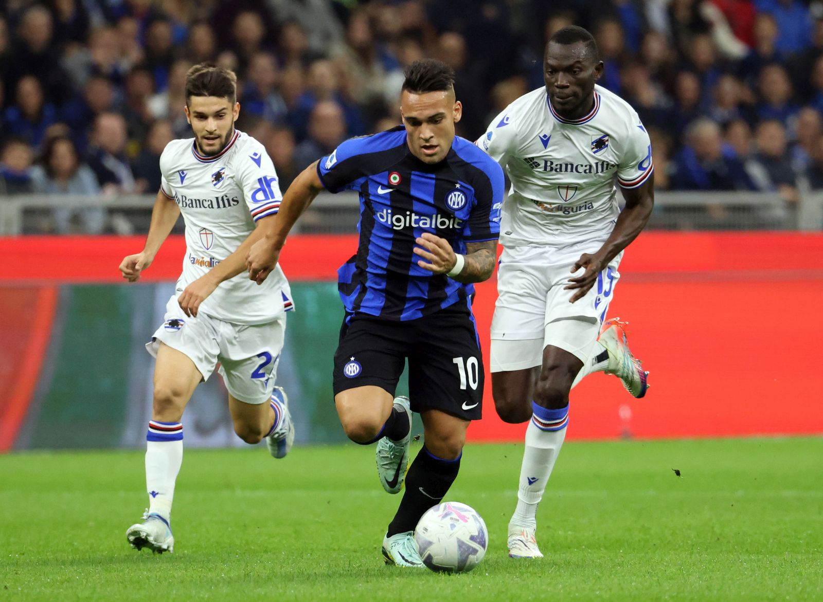 epa10273938 Inter Milan’s Lautaro Martinez (C) in action during the Italian Serie A soccer match between FC Inter and Sampdoria, in Milan, Italy, 29 October 2022.  EPA/MATTEO BAZZI