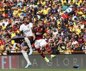 epa10274107 Everton Ribeiro (R) of Flamengo vies for the ball with Vitor Bueno of Paranaense during the Copa Libertadores final soccer match between Flamengo and Athletico Paranaense at Monumental Isidro Romero stadium, in Guayaquil, Ecuador, 29 October 2022.  EPA/Mauricio Duenas Castaneda