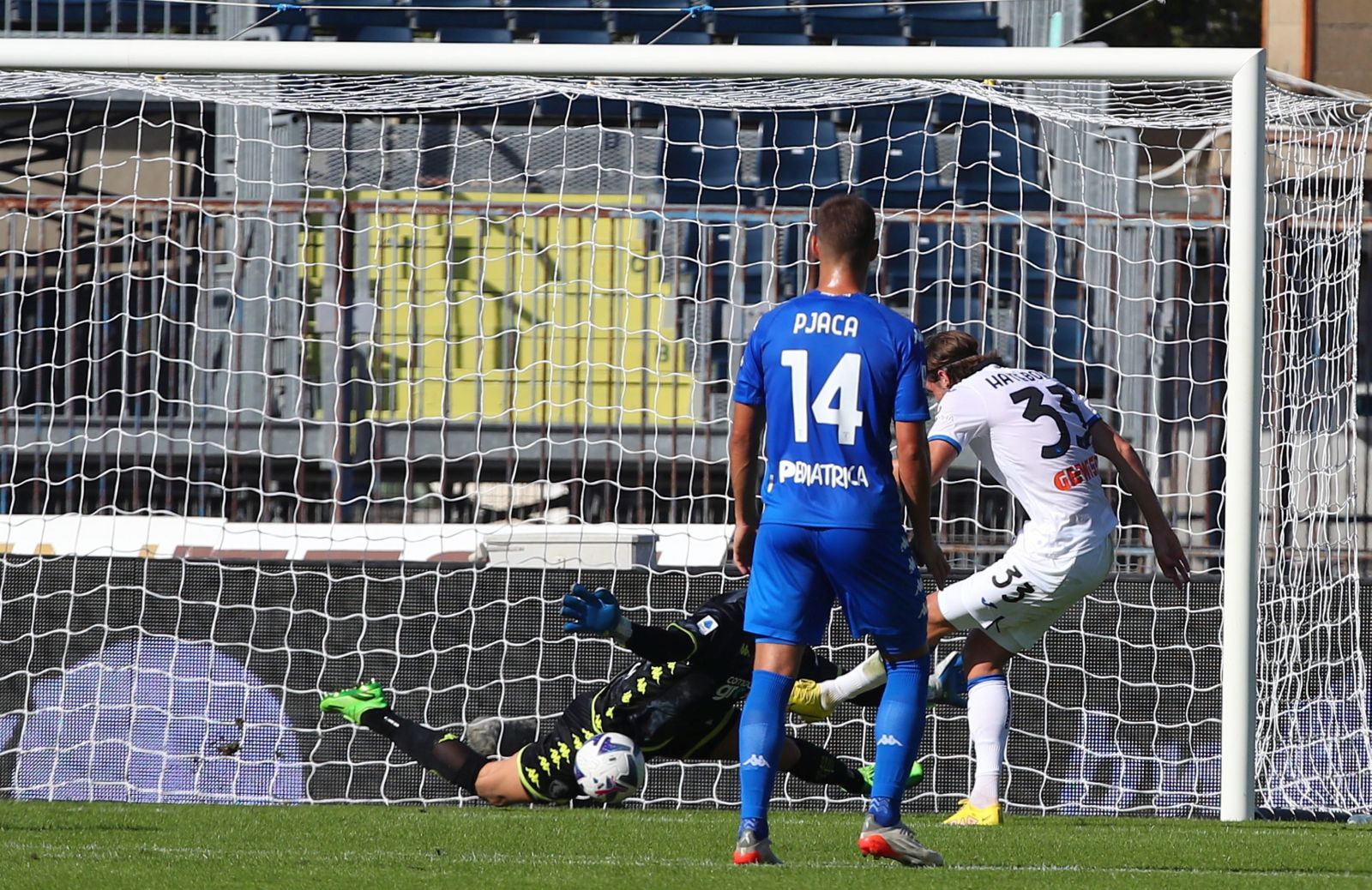 epa10274890 Atalanta's defender Hans Hateboer scores the 0-1 lead during the Italian Serie A soccer match Empoli FC vs Atalanta at Carlo Castellani stadium in Empoli, Italy, 30 October 2022.  EPA/Claudio Giovannini