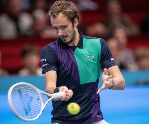 epa10275188 Daniil Medvedev of Russia in action against Denis Shapovalov of Canada during their singles final match at the Erste Bank Open ATP tennis tournament in Vienna, Austria, 30 October 2022.  EPA/CHRISTIAN BRUNA