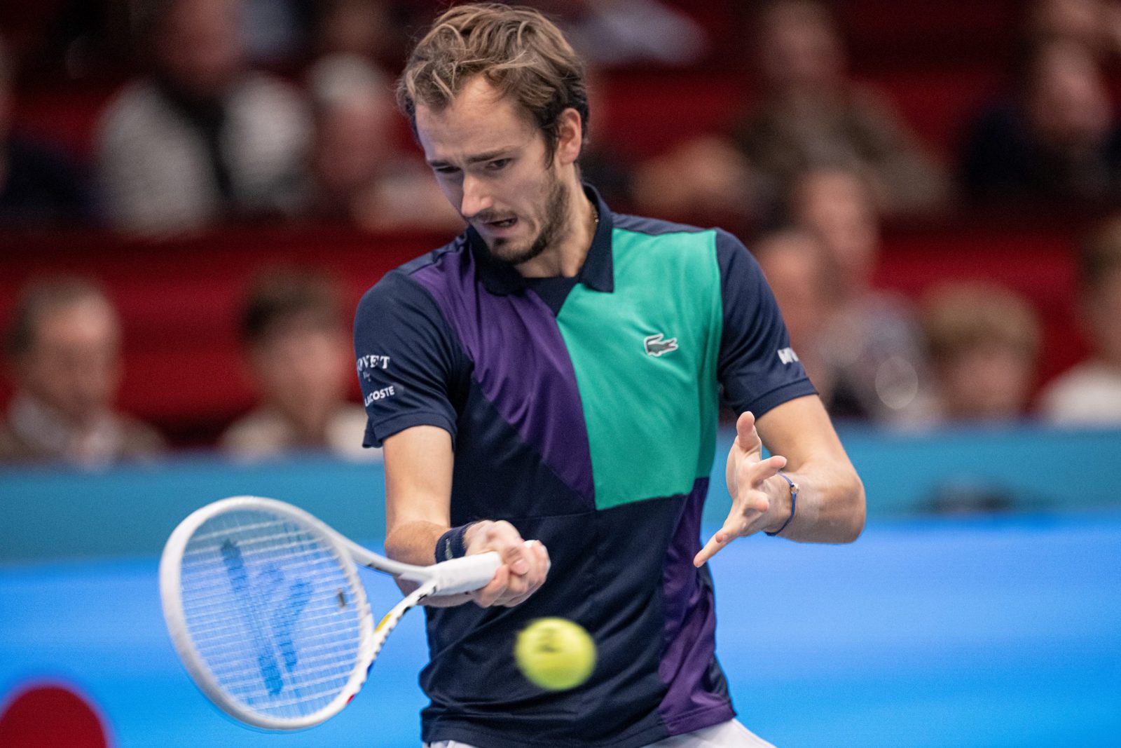 epa10275188 Daniil Medvedev of Russia in action against Denis Shapovalov of Canada during their singles final match at the Erste Bank Open ATP tennis tournament in Vienna, Austria, 30 October 2022.  EPA/CHRISTIAN BRUNA