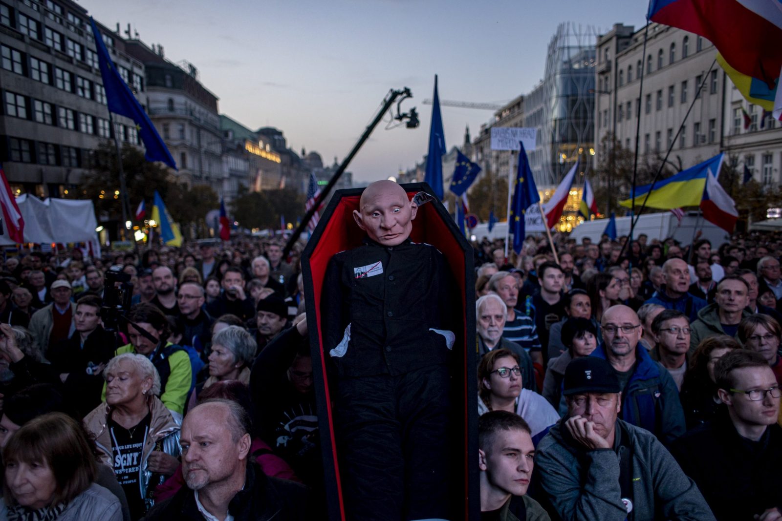 epa10275531 A dummy depicting Russian President Vladimir Putin lies in the coffin as people gather during 'Czechia against fear' protest at Wenceslas Square in Prague, Czech Republic, 30 October 2022. Thousands of participants with Czech and Ukrainian flags gathered at a protest against the fear of rising extremism, difficult times, the difficult economic situation and the situation in Ukraine. According to organisers, the protest aims to show solidarity and determination to defend democratic values in response to the anti-system and pro-Russian demonstrations of recent weeks in the country.  EPA/MARTIN DIVISEK