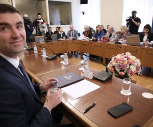 Zagreb, 31.10.2022. - Sjednica Odbora za gospodarstvo Hrvatskog sabora, na koj je bilo  javno saslušanje ministra gospodarstva i održivog razvoja Davora Filipovića o imenovanju hrvatskih članova uprave Ine, daljnjeg upravljanja razvoja Ine i planova vlade u vezi poremećaja na tržištu nafte i plina. Na fotografiji ministar Davor Filipović.
foto HINA/ Admir BULJUBAŠIĆ/ abu