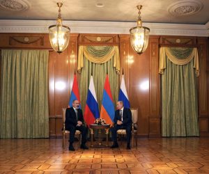epa10276844 Russian President Vladimir Putin (R) and Armenian Prime Minister Nikol Pashinyan (L) attend a meeting in the Black sea resort of Sochi, Russia, 31 October 2022. Presidents of Russia, Azerbaijan and Armenia meet for trilateral talks in Sochi.  EPA/MIKHAIL KLIMENTYEV / SPUTNIK / KREMLIN POOL / POOL MANDATORY CREDIT