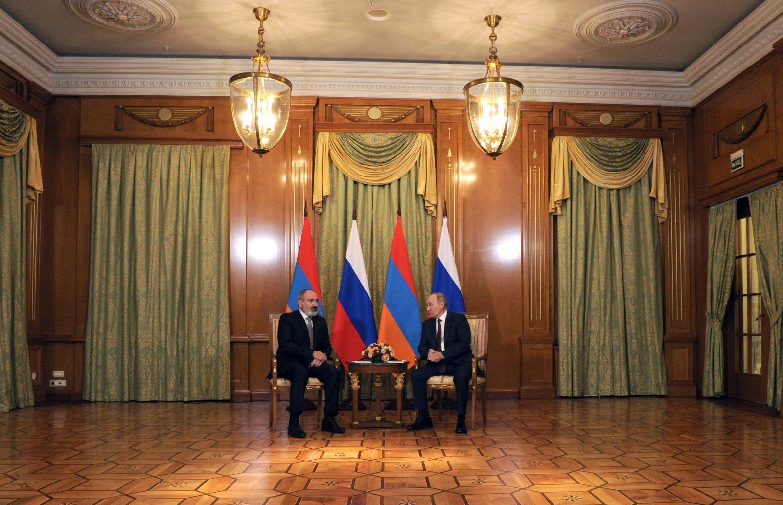 epa10276844 Russian President Vladimir Putin (R) and Armenian Prime Minister Nikol Pashinyan (L) attend a meeting in the Black sea resort of Sochi, Russia, 31 October 2022. Presidents of Russia, Azerbaijan and Armenia meet for trilateral talks in Sochi.  EPA/MIKHAIL KLIMENTYEV / SPUTNIK / KREMLIN POOL / POOL MANDATORY CREDIT