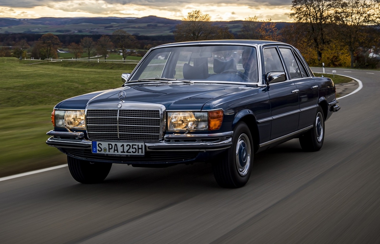 Die Tradition der Mercedes-Benz S-Klasse: 350 SE der Baureihe 116 (1972 bis 1980) aus der Sammlung von Mercedes-Benz Classic. Pressefahrveranstaltung zur neuen S-Klasse der Baureihe 223 im Daimler Prüf- und Technologiezentrum (PTZ) Immendingen im Oktober 2020. Fahraufnahme. // The tradition of the Mercedes-Benz S-Class: 350 SE of the 116 model series (1972 to 1980) from the Mercedes-Benz Classic collection. Press driving event for the new S-Class of the 223 series at the Daimler Test and Technology Center (PTZ) Immendingen in October 2020. Driving shot.