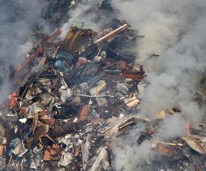01.09.2019., Pula - Nocas oko ponoci buknuo je pozar na odlagalistu otpada Metis u industrijskoj zoni u Sijani u Puli. Pozar  je zahvatio dio odlozenog otpada. Sijana i cijela Pula je od sinoc obavijena dimom i smradom koji dopire iz zgarista. Na mjesto pozara nalaze se dva vatrogasna vozila i policija.Akcija gasenja je u tijeku.rPhoto: Dusko Marusic /PIXSELL