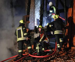01.09.2022., Zapresic - U Ulici Augusta Senoe izbio je pozar na kuci u nizu koji je zahvatio vise kuca. Photo: Emica Elvedji/PIXSELL