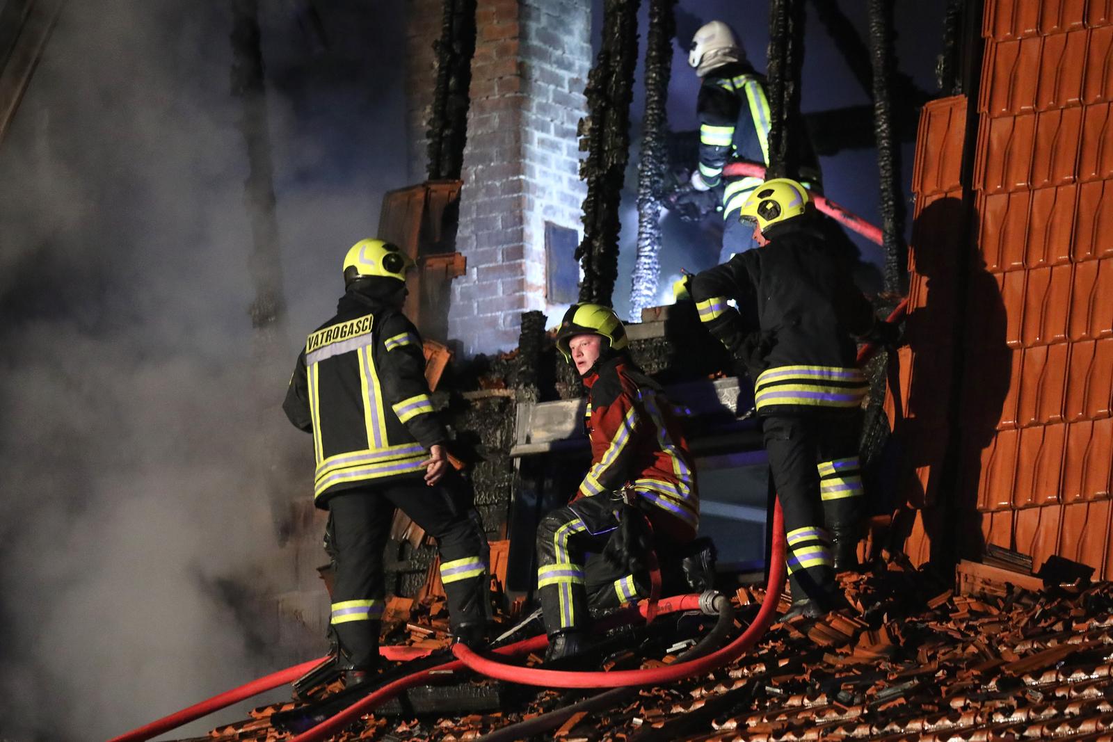 01.09.2022., Zapresic - U Ulici Augusta Senoe izbio je pozar na kuci u nizu koji je zahvatio vise kuca. Photo: Emica Elvedji/PIXSELL
