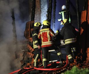 01.09.2022., Zapresic - U Ulici Augusta Senoe izbio je pozar na kuci u nizu koji je zahvatio vise kuca. Photo: Emica Elvedji/PIXSELL