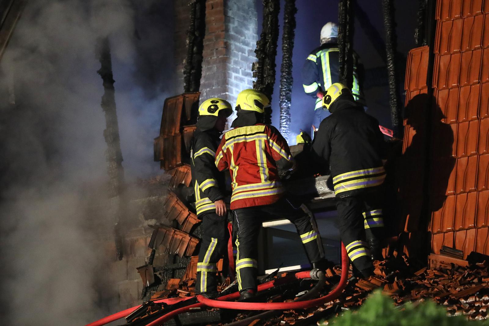 01.09.2022., Zapresic - U Ulici Augusta Senoe izbio je pozar na kuci u nizu koji je zahvatio vise kuca. Photo: Emica Elvedji/PIXSELL