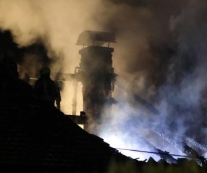01.09.2022., Zapresic - U Ulici Augusta Senoe izbio je pozar na kuci u nizu koji je zahvatio vise kuca. Photo: Emica Elvedji/PIXSELL