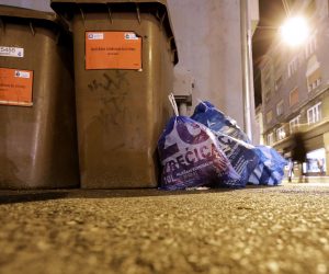 01.10.2022., Zagreb - Prva noc novog nacina odlaganja otpada u Gradu Zagrebu. Prema novoj odluci otpad ce se u novim vrecicama odlagati izmedju 20 i 22 sata. Photo: Emica Elvedji/PIXSELL