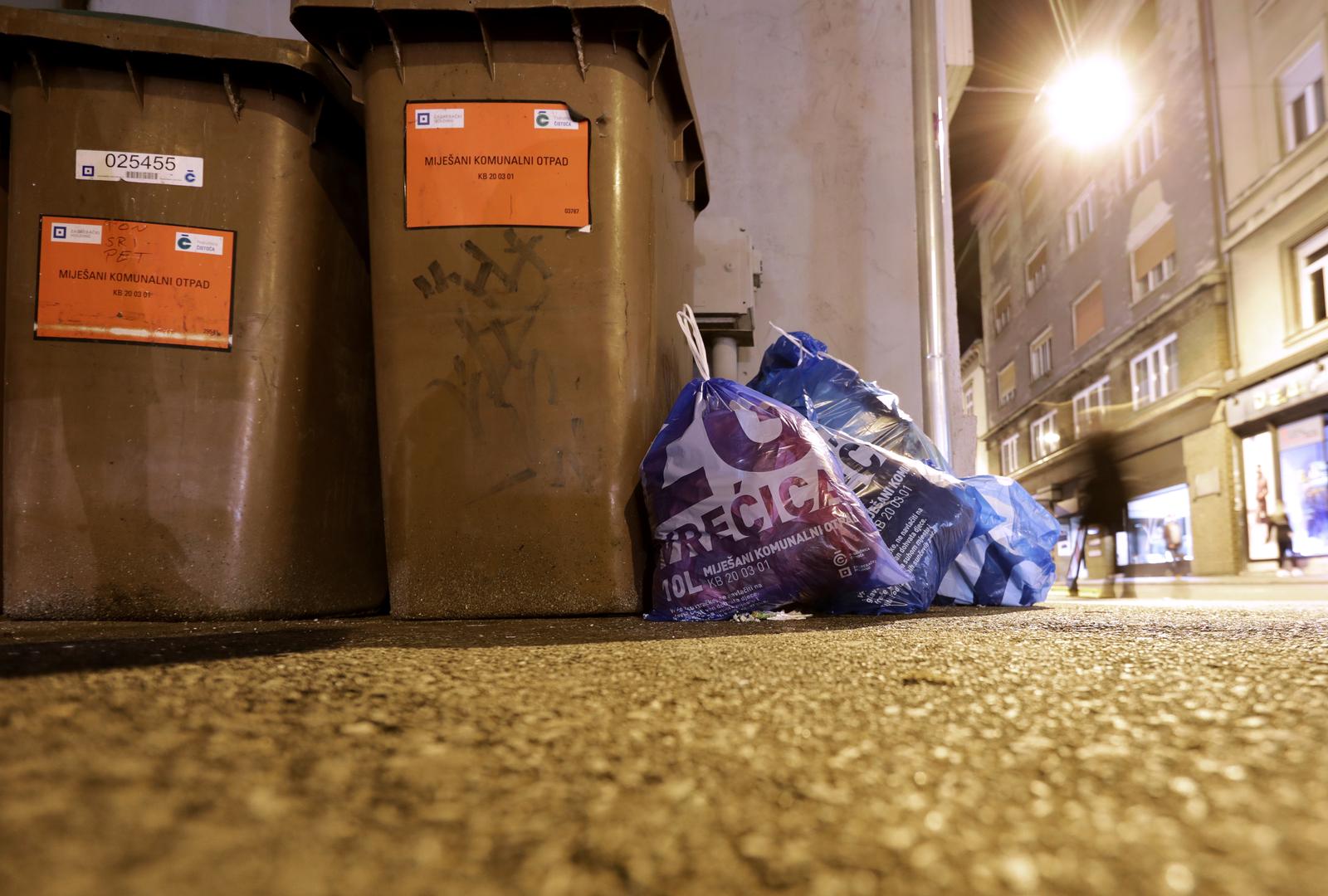 01.10.2022., Zagreb - Prva noc novog nacina odlaganja otpada u Gradu Zagrebu. Prema novoj odluci otpad ce se u novim vrecicama odlagati izmedju 20 i 22 sata. Photo: Emica Elvedji/PIXSELL
