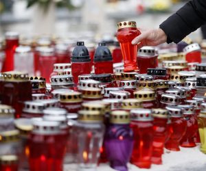 01.11.2021., Split - Na splitskom groblju Lovrinac povodom svetkovine Svi Svetih splitsko-makarski nadbiskup Marin Barisic predvodi euharistijsko slavlje. Građani su nakon mise podjetili grobove svojih najbližih.  Photo: Milan Sabic/PIXSELL
