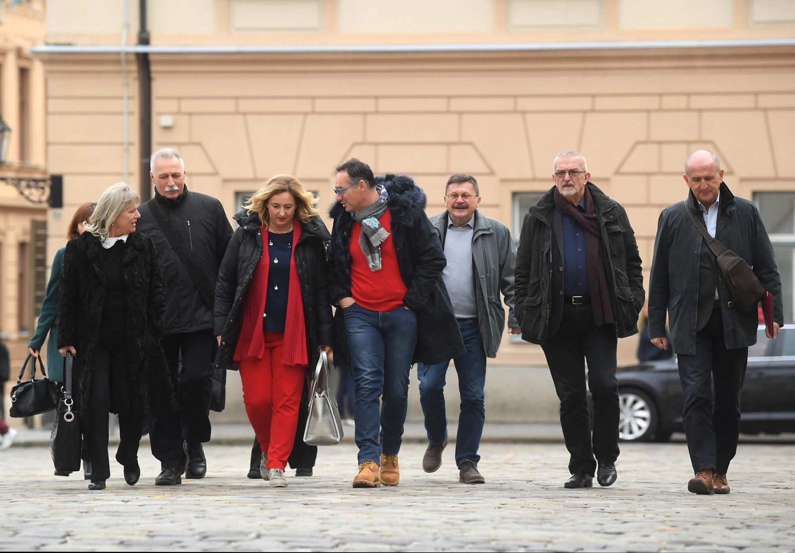 01.12.2019., Zagreb - U Banskim dvorima odrzava se nastavak pregovora obrazovnih sindikata i vlade oko strajka u skolama. Predsjednik Nezavisnog sindikata zaposlenih u srednjim skolama Hrvatske Branimir Mihalinec, predsjednica Sindikata hrvatskih ucitelja Sanja Sprem,  glavni tajnik Nezavisnog sindikata znanosti i visokog obrazovanja Vilim RibicrPhoto: Marko Lukunic/PIXSELL
