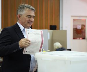 02.10.2022., Sarajevo - Clan predsjednistva Bosne i Hercegovine Zeljko Komsic glasao na Izborima BiH 2022.    Photo: Damir Hajdarbasic/PIXSELL